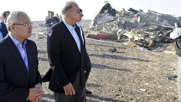 Egypt's Prime Minister Sherif Ismail (2nd L) and Tourism Minister Hisham Zaazou look at the remains of a Russian airliner which crashed in central Sinai near El Arish city, north Egypt, October 31, 2015. The Airbus A321, operated by Russian airline Kogalymavia under the brand name Metrojet, carrying 224 passengers crashed into a mountainous area of Egypt's Sinai peninsula on Saturday shortly after losing radar contact near cruising altitude, killing all aboard. REUTERS/Stringer      TPX IMAGES OF THE DAY